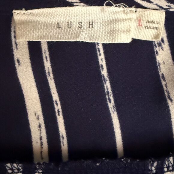 LUSH Wrap Front Lunging V-Neck Long Sleeve Navy & White High Low Hem Top Size L - Picture 8 of 13